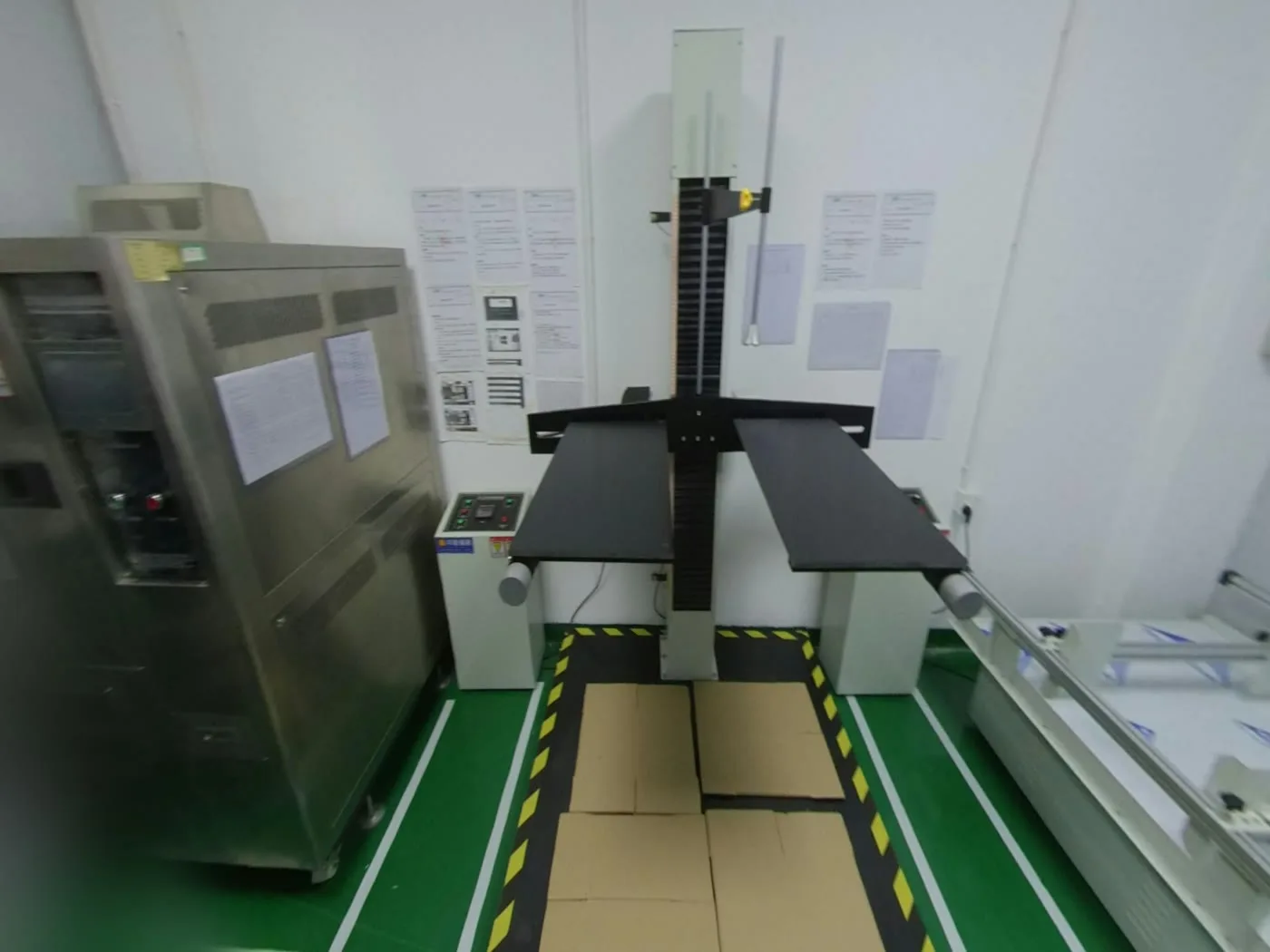 Test benches in a supplier quality laboratory, seen in 360°
